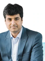 The conversation also delves into the evolution from business intelligence (BI) to AI, the advantages of using Snowflake's modern data cloud environment, and the necessity of change management and adoption for realizing AI initiatives