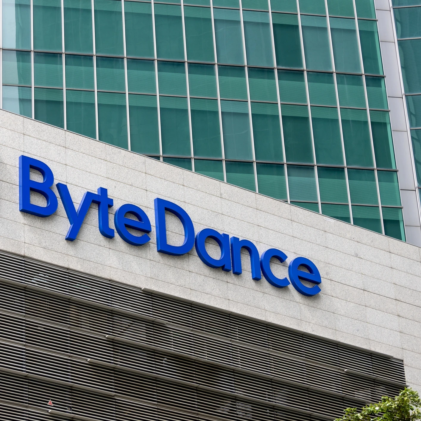 Illustration of AI infrastructure and semiconductor processors representing ByteDance’s investment in custom CPU development for AI agents and inference workloads.